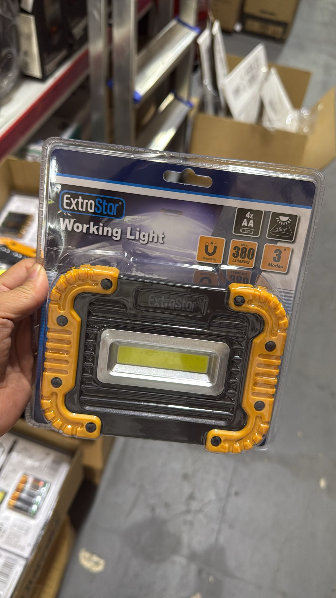 Focos con pilas con imán 🧲 lleva 4 pilas AA