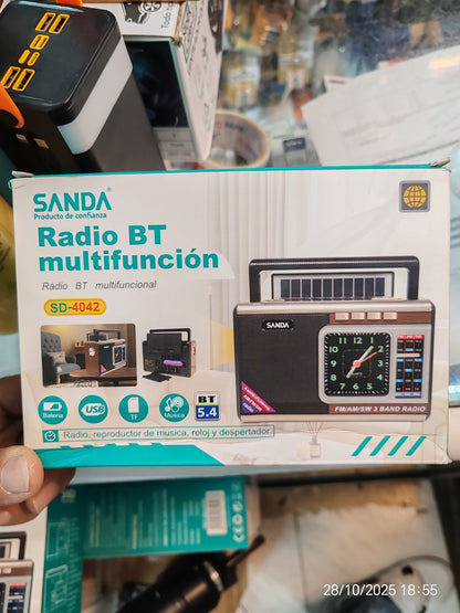 Radio 📻 con blaca solar despertador reloj ⌚⌛ bluetooth música 🎵🎼 recargable y también con pilas AA y también con linterna 🔦🔦