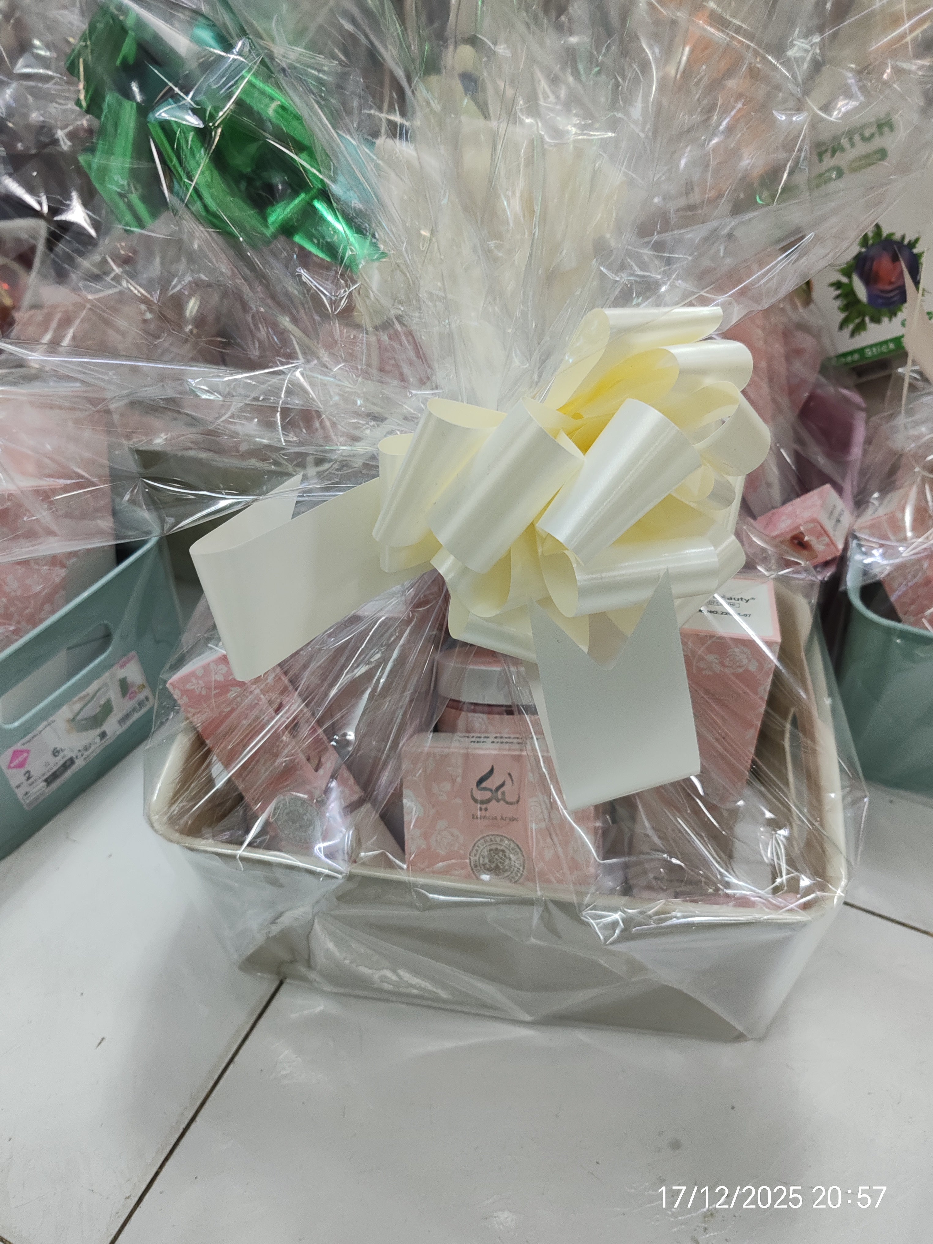 Cestas de Yara eso es el regalo 🎁 ideal para niñas mujeres madres lleva perfume grande 100ml más 8 productos de Yara