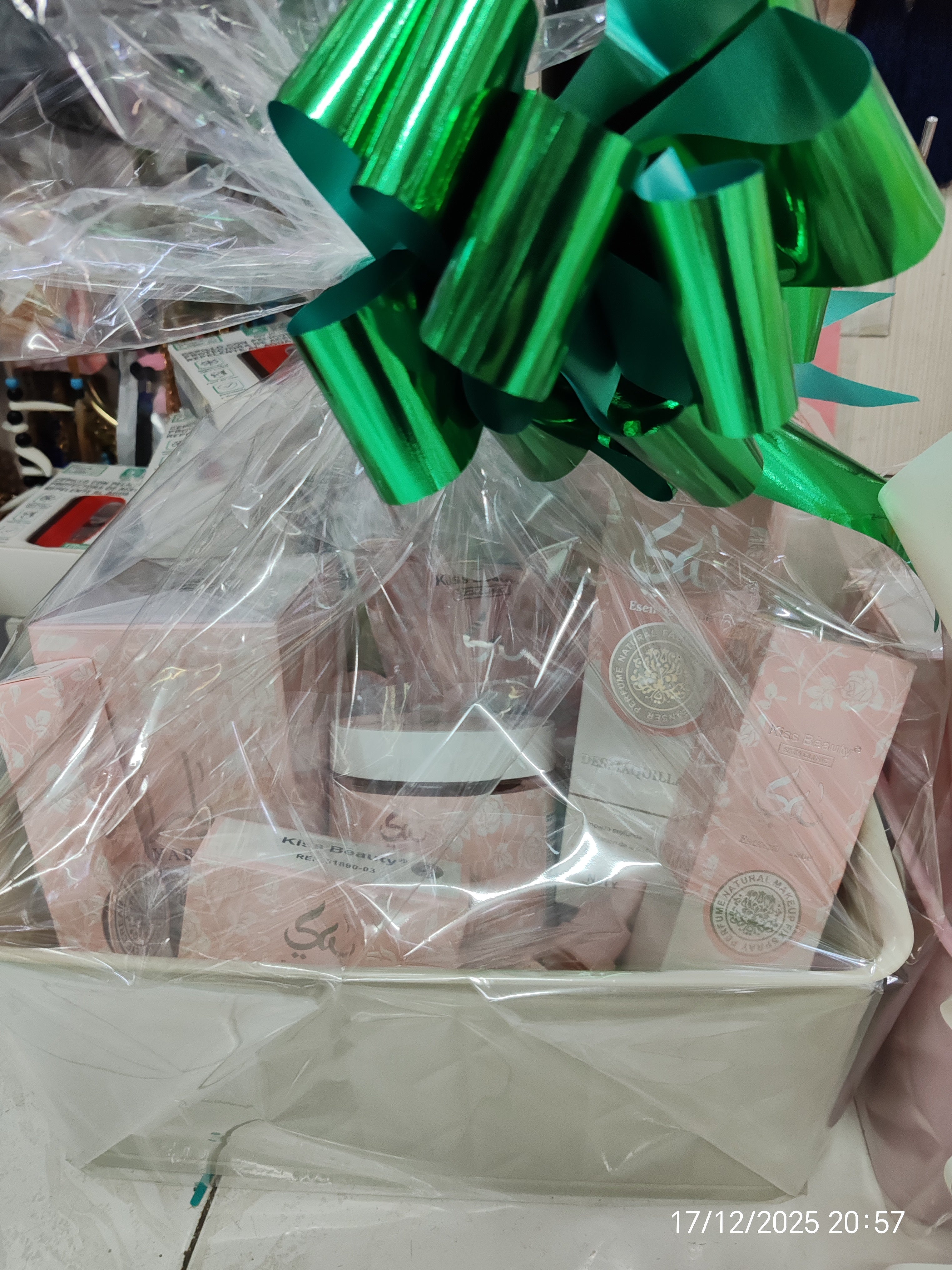 Cestas de Yara eso es el regalo 🎁 ideal para niñas mujeres madres lleva perfume grande 100ml más 8 productos de Yara