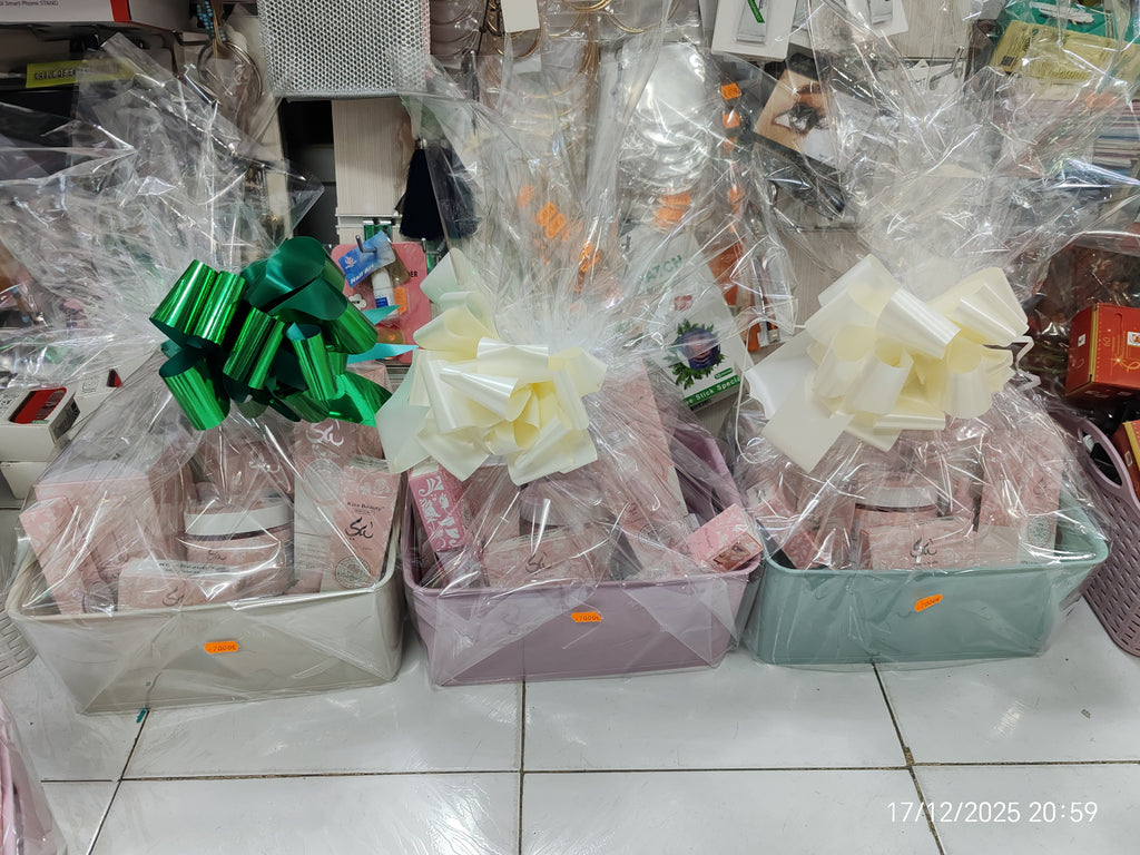 Cestas de Yara eso es el regalo 🎁 ideal para niñas mujeres madres lleva perfume grande 100ml más 8 productos de Yara