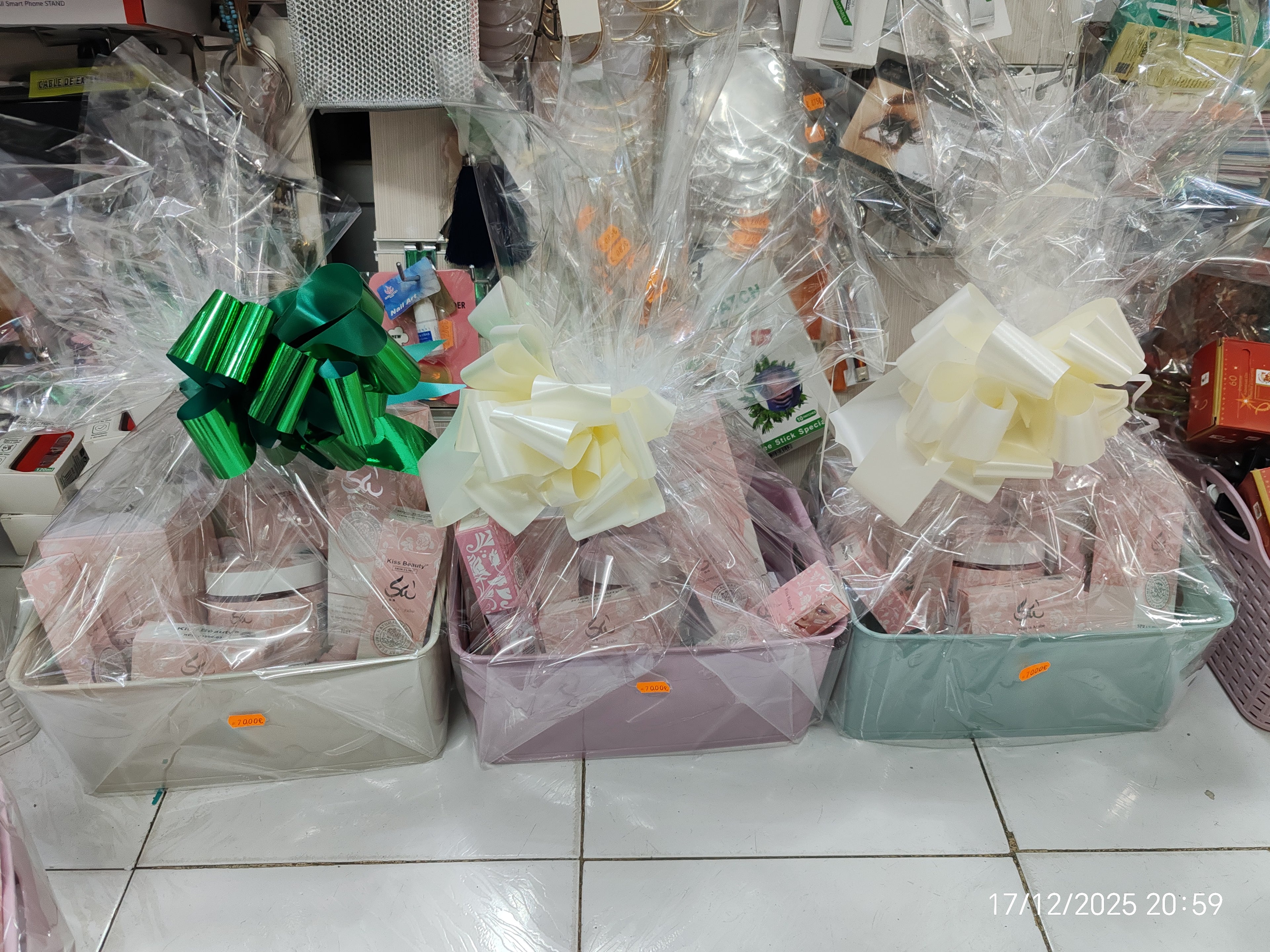 Cestas de Yara eso es el regalo 🎁 ideal para niñas mujeres madres lleva perfume grande 100ml más 8 productos de Yara