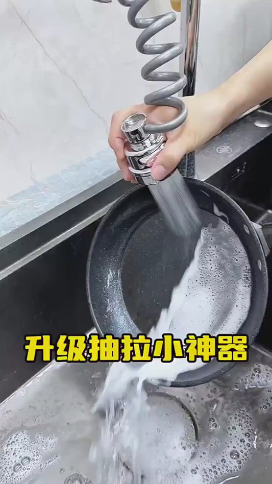 Crefo con su manguera para fregar cocina