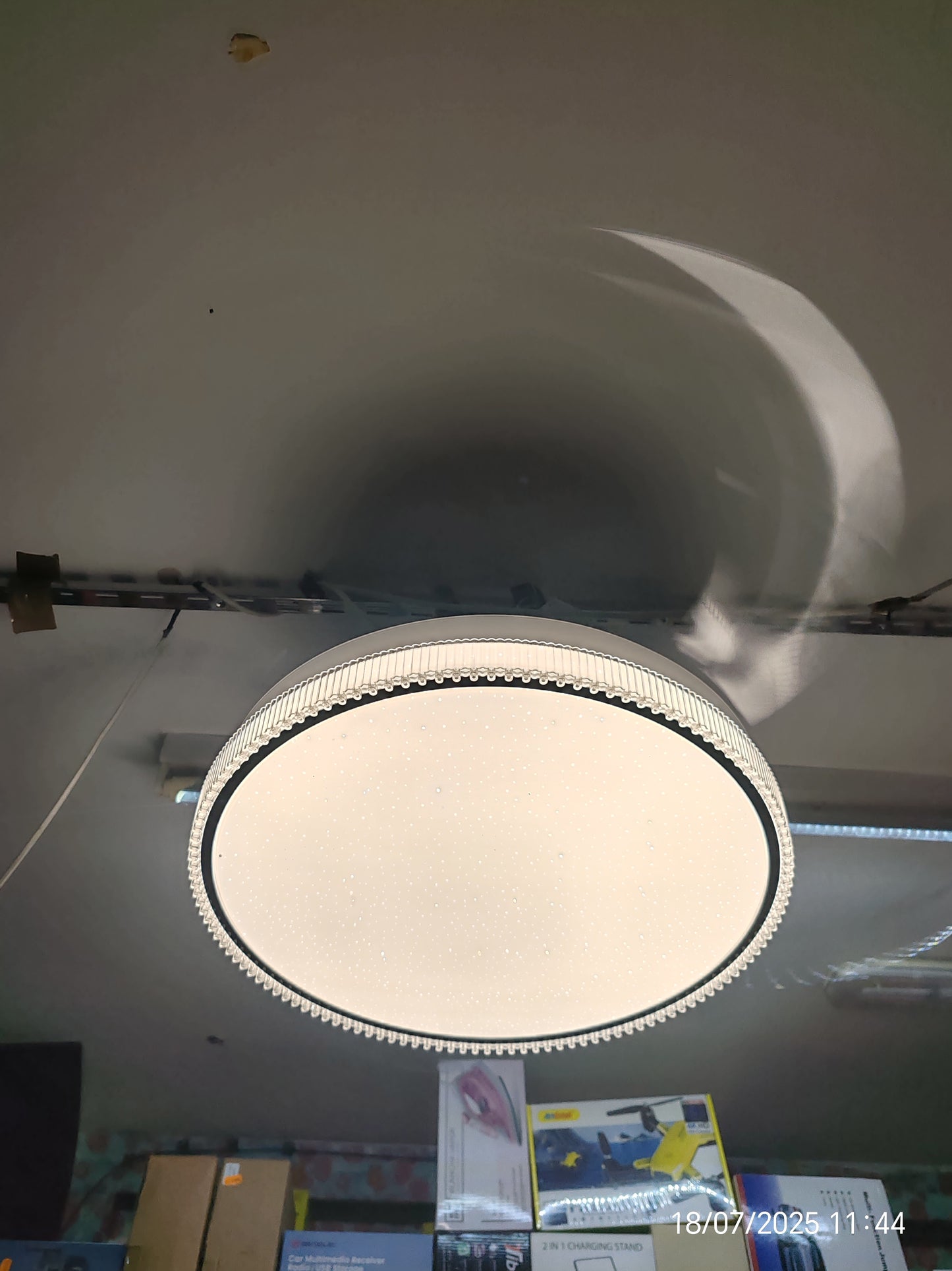 Ventilador de techo dé buena calidad con 6 velocidades con su mando verano y invierno tres modos de luz calidad blanca y natural, recomendó 100%