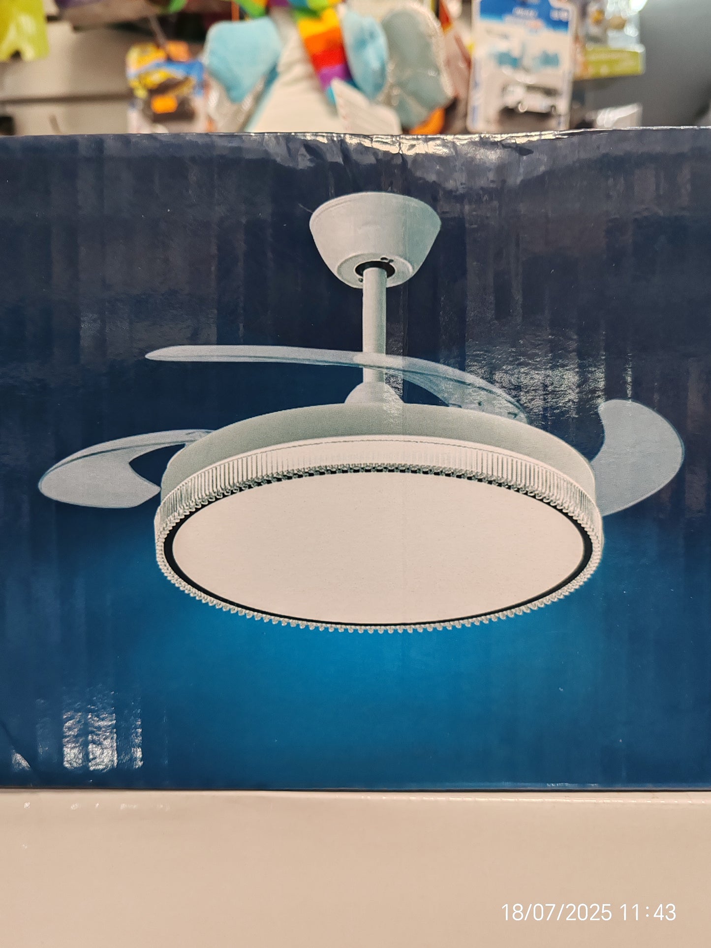 Ventilador de techo dé buena calidad con 6 velocidades con su mando verano y invierno tres modos de luz calidad blanca y natural, recomendó 100%
