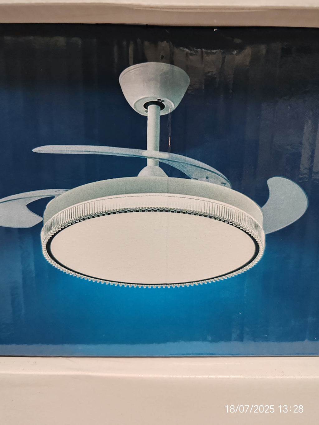 Ventilador de techo dé buena calidad con 6 velocidades con su mando verano y invierno tres modos de luz calidad blanca y natural, recomendó 100%