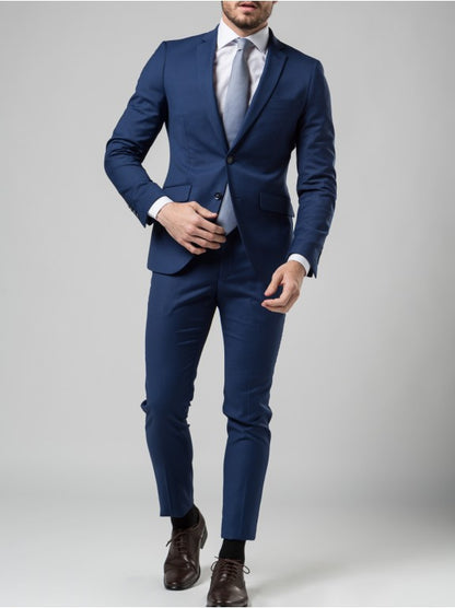 Traje color azul marino